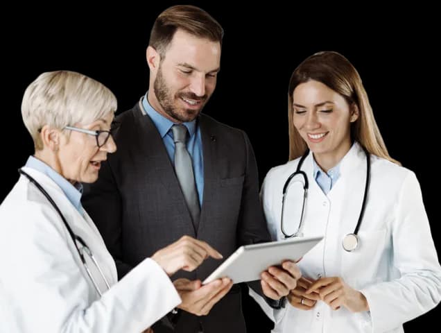 Trois professionnels de santé consultent ensemble une tablette