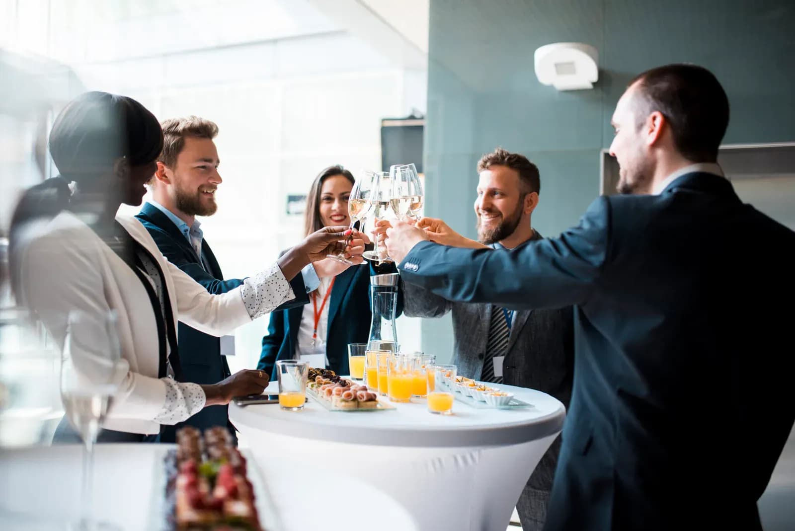 Des participants échangent lors d’un événement professionnel