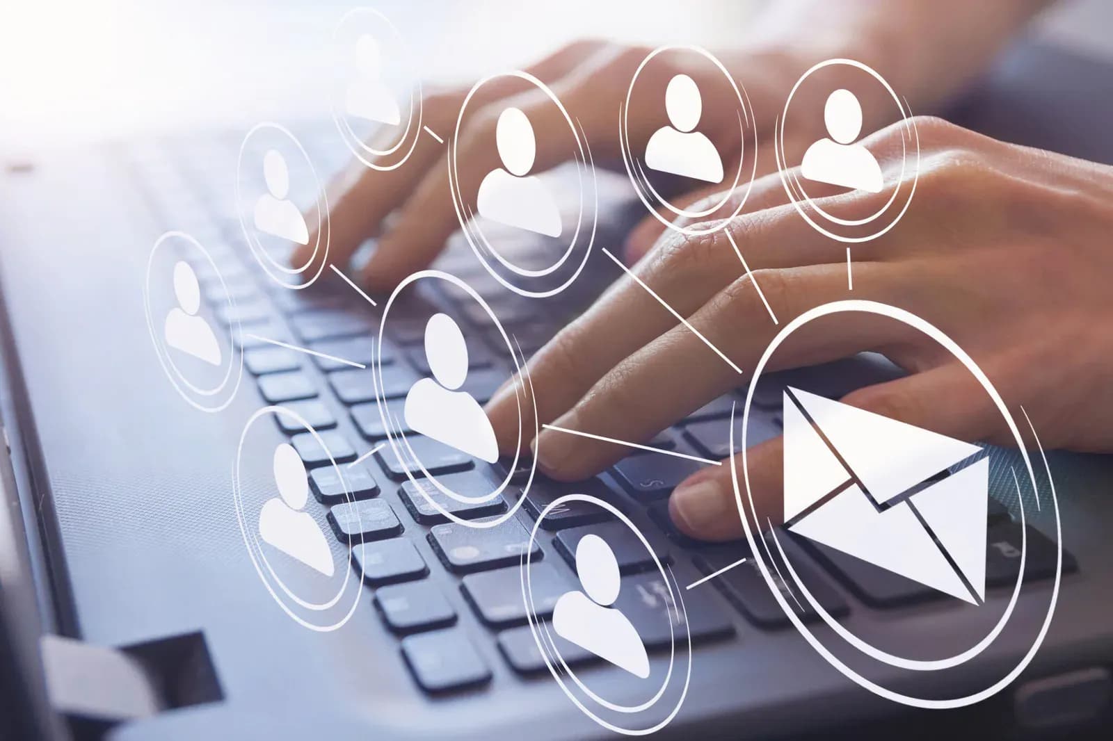 Une personne prépare une communication numérique sur un ordinateur