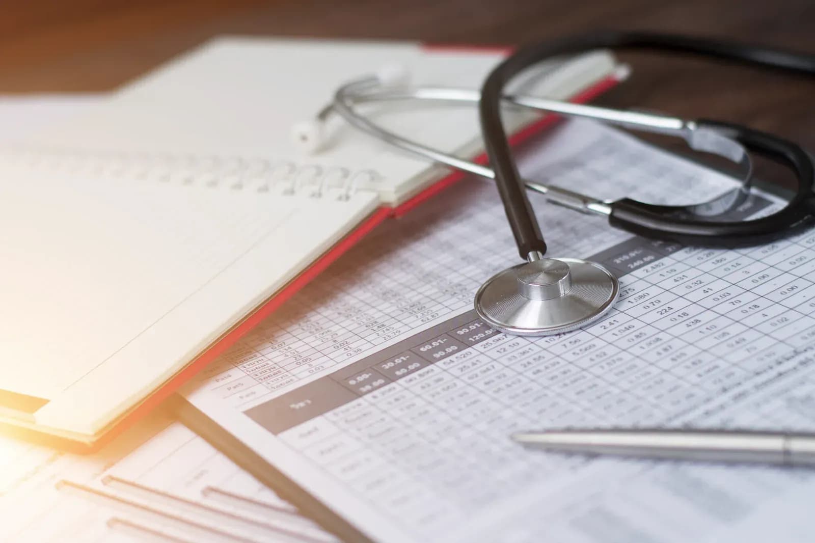 Un stéthoscope posé sur des documents financiers