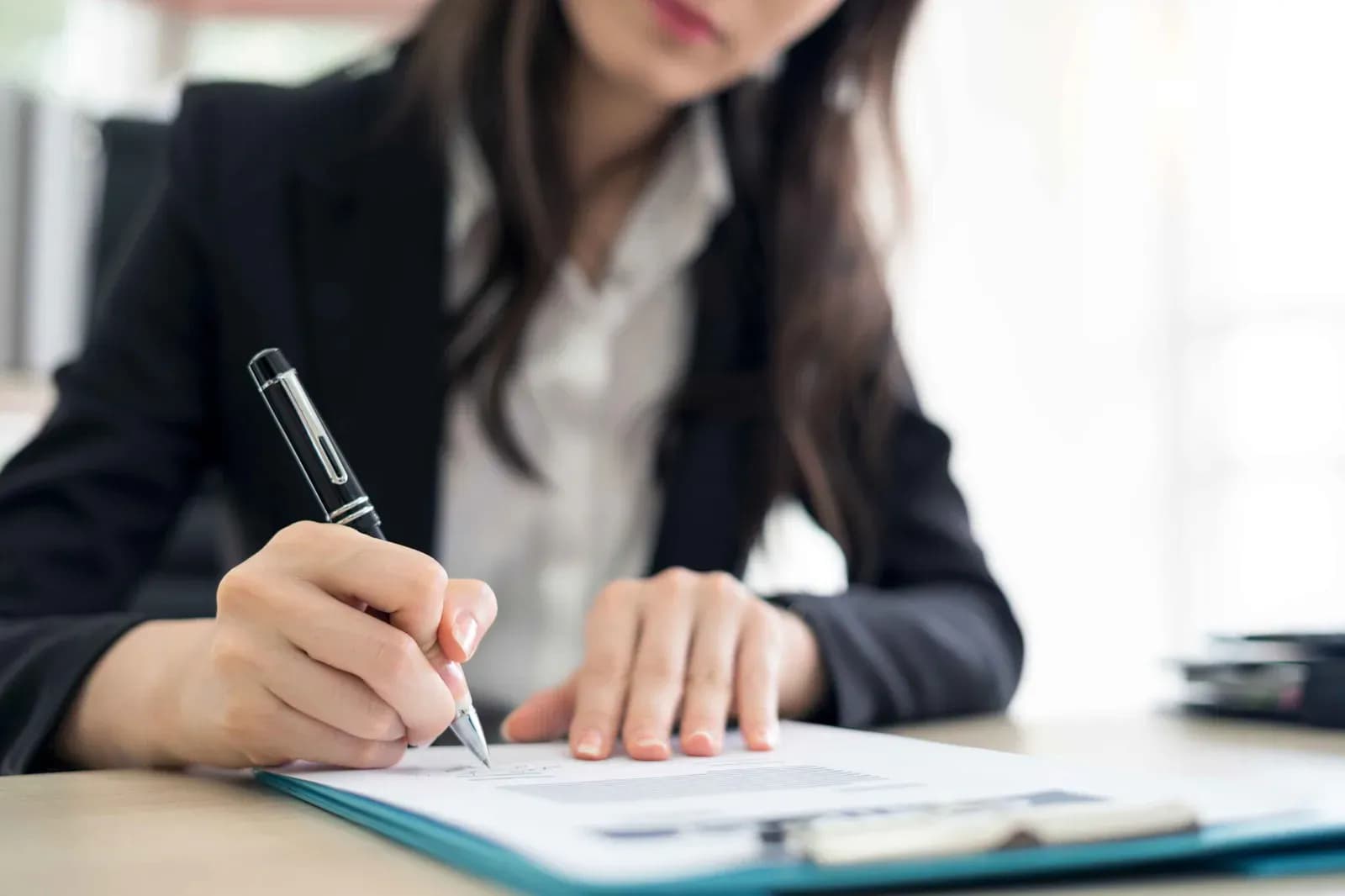 Une professionnelle complète un document administratif