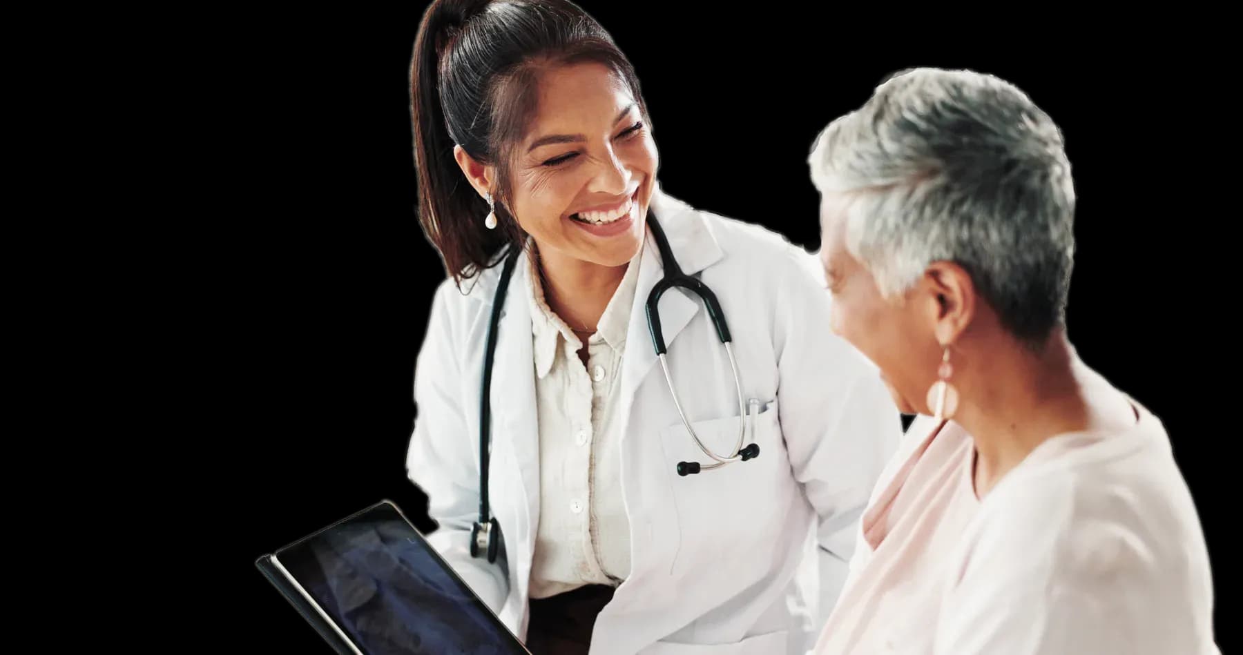 Une médecin échange avec une patiente