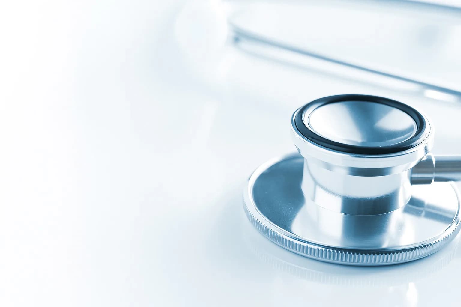 Un stéthoscope posé sur une surface claire